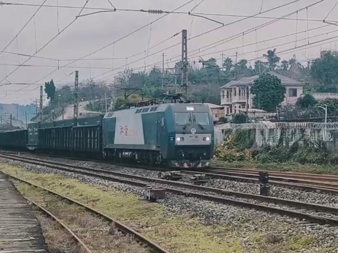 貨運列車經(jīng)過貨運列車經(jīng)過站視頻