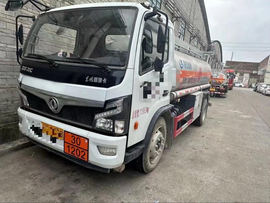 危險(xiǎn)貨運(yùn)罐車(chē)危險(xiǎn)貨運(yùn)罐車(chē)圖片